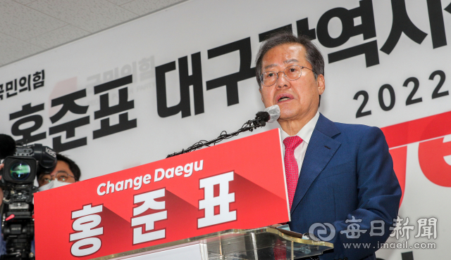 홍준표 대구시장 당선인이 2일 오전 대구 중구 삼덕동 선거사무소에서 기자회견을 열고 당선 소감과 시정 운영에 대한 계획을 밝히고 있다. 안성완 기자 asw0727@imaeil.com