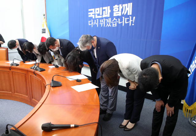 더불어민주당 윤호중·박지현 공동비상대책위원장을 비롯한 비상대책위원들이 2일 서울 여의도 국회에서 총사퇴 기자회견을 마친 후 인사하고 있다. 연합뉴스