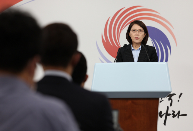강인선 대변인이 2일 오전 용산 대통령실 청사 오픈 라운지에서 6·1 지방선거 결과와 관련한 윤석열 대통령의 발언에 대해 브리핑하고 있다. 연합뉴스