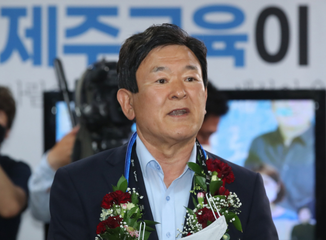 제8회 전국동시지방선거일인 1일 오후 당선이 확실시 되는 김광수 제주도교육감 후보가 제주시 노형동 선거사무소에서 소감을 말하고 있다. 연합뉴스