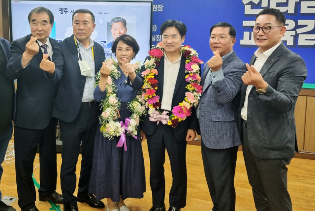 제8회 전국동시지방선거에서 당선이 확실시된 김대중 전남도교육감 후보가 2일 꽃목걸이를 걸고 기념촬영을 하고 있다. 연합뉴스