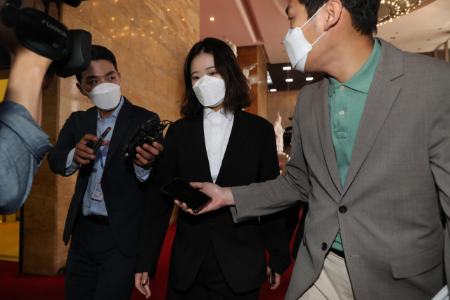더불어민주당 박지현 공동비상대책위원장이 2일 오전 국회에서 열린 비공개 비상대책위원회 회의에 참석하기 위해 대표실로 향하고 있다. 연합뉴스
