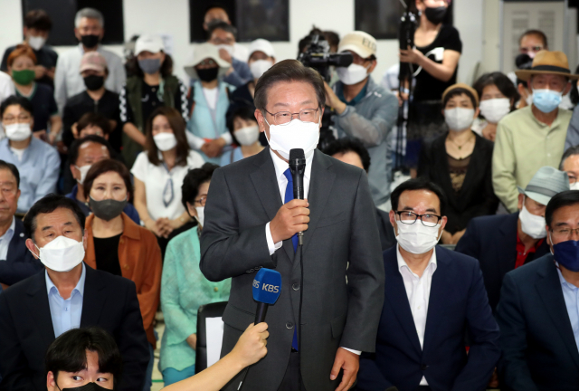 인천 계양을 국회의원 보궐선거가 시행된 1일 오후 더불어민주당 이재명 후보가 당선이 확실시되자 인천시 계양구 자신의 선거사무소에서 소감을 밝히고 있다. 연합뉴스