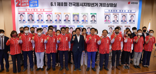 국민의힘 이준석 대표와 지도부가 1일 오후 국회 도서관 대강당에 마련된 지방선거 개표상황실에서 제8회 전국동시지방선거 및 6·1재보궐선거 세리머니를 하고 있다. 연합뉴스