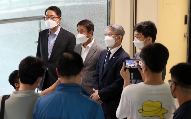 더불어민주당 국회의원이 1일 오전 경남 양산경찰서를 방문, 문재인 전 대통령 사저 부근 집회와 관련해 경찰 항의·면담 후 취재진과 인터뷰하고 있다. 왼쪽부터 윤영찬, 한병도, 민형배. 윤건영 의원. 연합뉴스