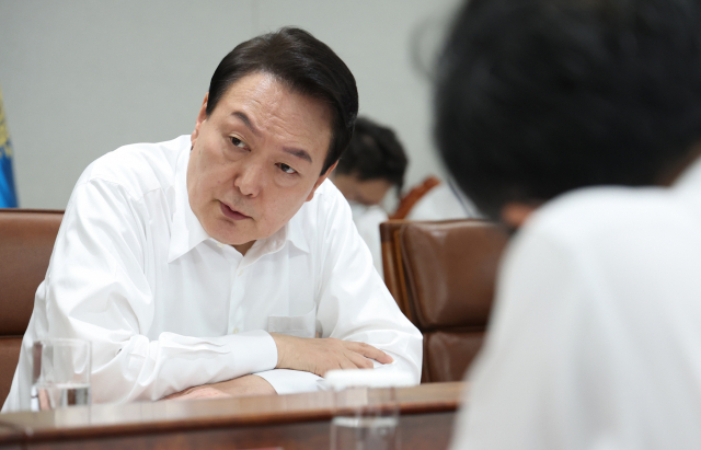 윤석열 대통령이 지난달 30일 오전 서울 용산 대통령실 청사에서 열린 수석비서관회의에서 발언하고 있다. 연합뉴스