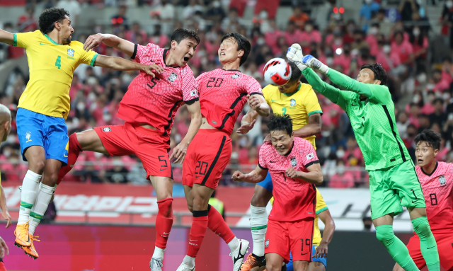 2일 오후 서울월드컵경기장에서 열린 남자 축구 국가대표팀 친선경기 한국과 브라질의 경기에서 브라질의 파상 공세를 태극전사들이 막아내고 있다. 연합뉴스