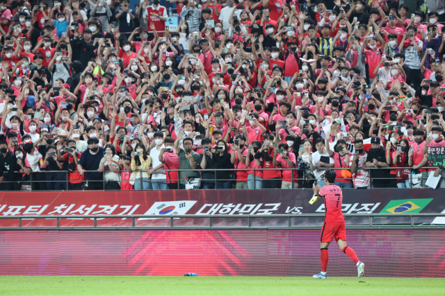 2일 오후 서울월드컵경기장에서 열린 남자 축구 국가대표팀 친선경기 한국과 브라질의 경기에서 손흥민이 팬들에게 인사하고 있다. 연합뉴스