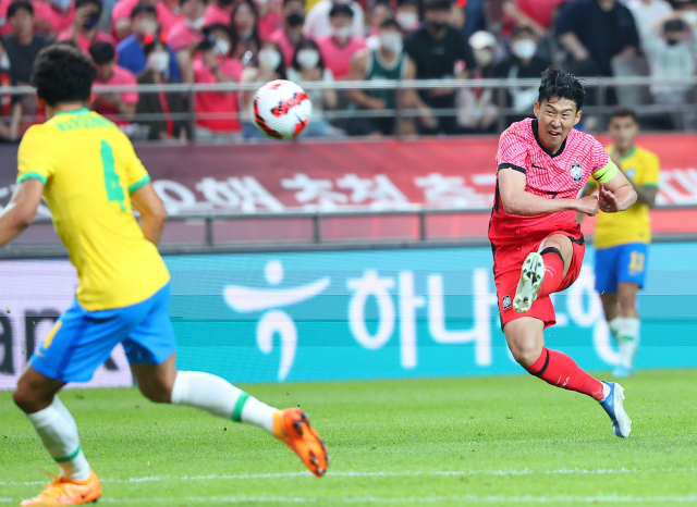 2일 오후 서울월드컵경기장에서 열린 남자 축구 국가대표팀 친선경기 한국과 브라질의 경기에서 손흥민이 슛을 시도하고 있다. 연합뉴스