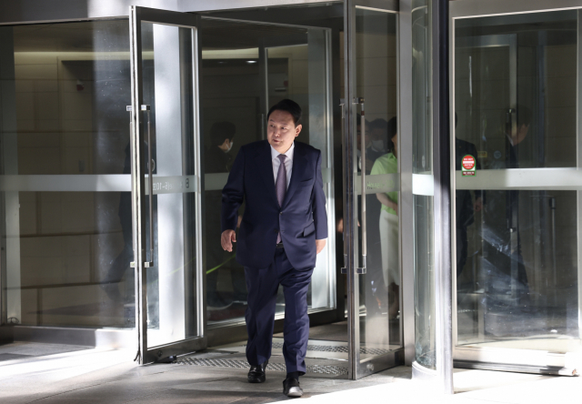 윤석열 대통령이 11일 서울 서초구 자택에서 용산 대통령실 청사로 출근하기 위해 차량으로 향하고 있다. 연합뉴스