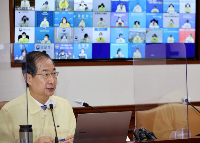한덕수 국무총리가 3일 정부서울청사에서 열린 코로나19 대응 중앙재난안전대책본부 회의를 주재하고 있다. 연합뉴스