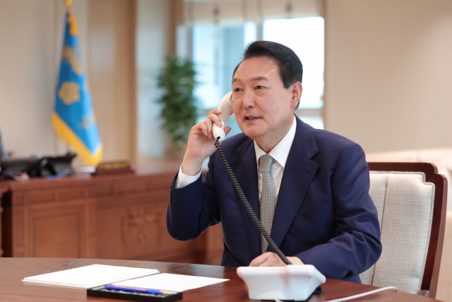 윤석열 대통령이 30일 용산 대통령실 청사 집무실에서 유흥식 신임 추기경과 통화를 하고 있다. 연합뉴스