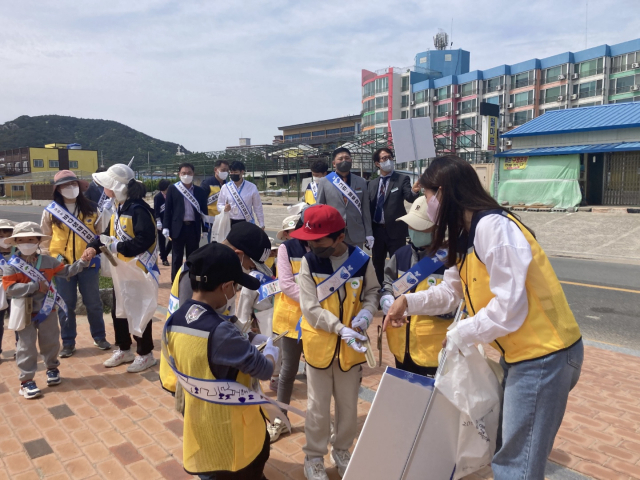 경북지역 학생들이 환경교육의 일환으로 직접 학교 주변 환경정화 활동을 벌이고 있다. 경북교육청 제공