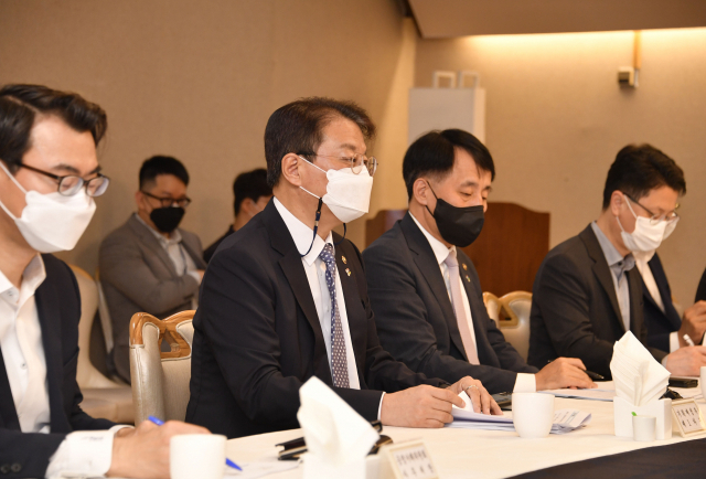 방기선 기획재정부 1차관이 3일 정부서울청사에서 열린 제3차 경제관계차관회의를 주재하고 있다. 연합뉴스