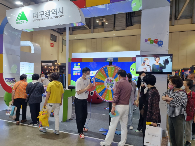3일 부산 해운대구 벡스코 제1전시장 2홀에서 제2회 대한민국 대표 축제박람회가 열렸다. 대구시를 비롯한 전국 지자체와 단체들의 축제 부스 모습. 김교영 기자 kimky@imaeil.com