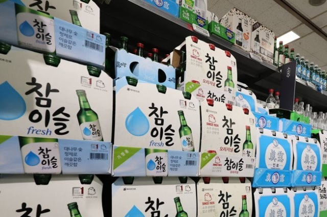 마트에 진열된 참이슬 등 소주. 연합뉴스