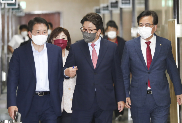 국민의힘 권성동 원내대표와 성일종 정책위의장 등 원내지도부가 2일 오전 국회에서 열린 최고위원회의에 참석하고 있다. 연합뉴스
