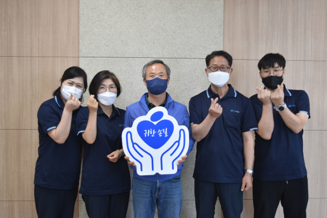 우수돌 대구환경공단상리사업소 소장이 매일신문과 가정복지회의 공동기획 캠페인 