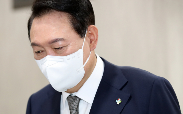 윤석열 대통령이 3일 오전 서울 용산 대통령실 청사로 출근하며 기자들의 질문에 답하고 있다. 연합뉴스