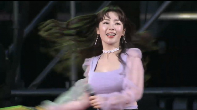 경북힐링콘서트에서 가수 이지요가 쌍절곤 퍼포먼스와 함께 화려한 무대를 선보이고 있다. 윤영민 기자