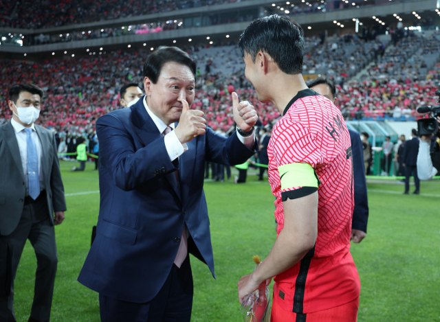 대통령이 2일 오후 서울 마포구 서울월드컵경기장에서 남자 축구 국가대표팀 친선경기 대한민국과 브라질의 경기에 앞서 손흥민 선수를 향해 엄지척을 하고있다. 대통령실 제공