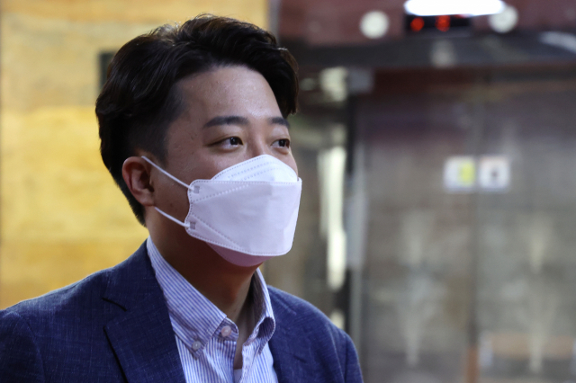 국민의힘 이준석 대표가 3일 국회에 출근해 대표실로 이동하고 있다. 연합뉴스