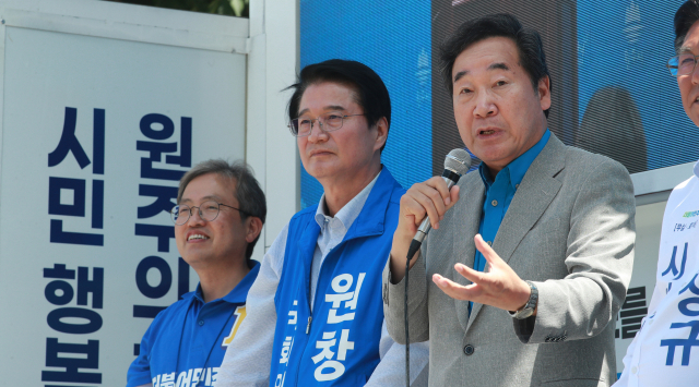 이낙연 전 국무총리가 29일 원창묵 원주갑 국회의원 보궐선거 후보자의 거리 유세가 펼쳐진 강원 원주시 무실동 시청사거리에서 원 후보에 대해 지지를 호소하고 있다. 연합뉴스