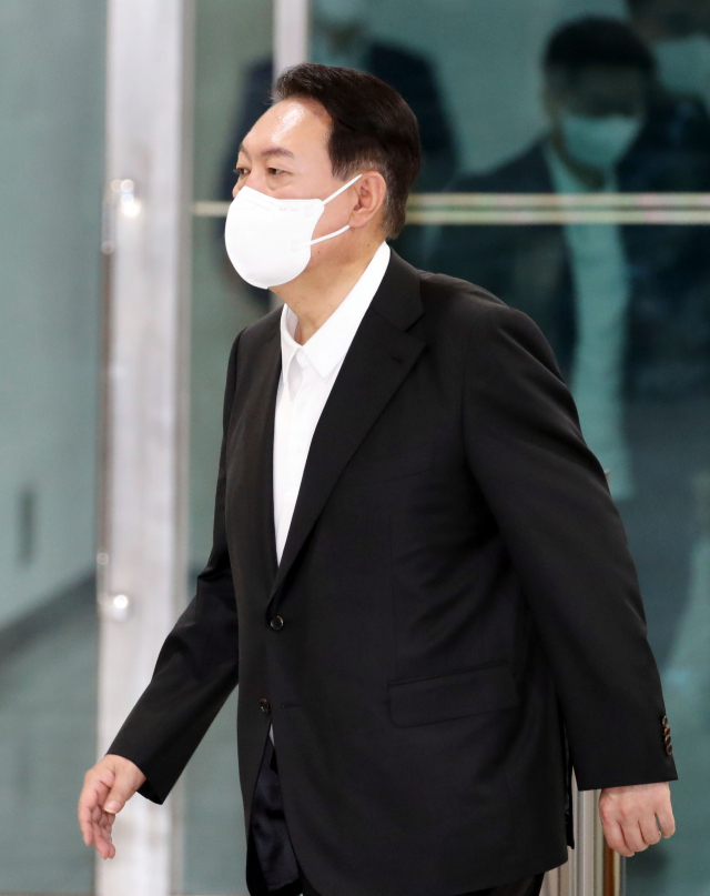 북한이 동해상으로 탄도미사일을 발사한 5일 오전 윤석열 대통령이 용산 대통령실 청사로 출근하고 있다. 연합뉴스