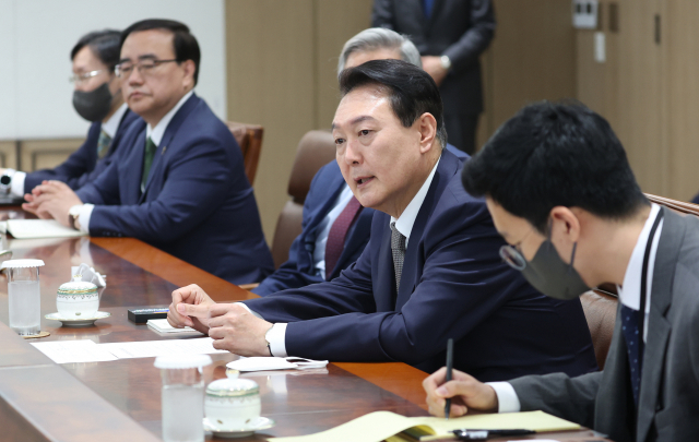 윤석열 대통령이 3일 오전 서울 용산 대통령실 청사에서 열린 미국 학계 및 전·현직 주요 인사 접견에서 발언하고 있다. 이날 접견에는 폴 월포위츠 전 미국방부 부장관, 에드윈 퓰너 전 헤리티지 재단 회장, 크리스토퍼 델 코소 주한 미국대사대리 , 정몽준 아산정책연구원 명예이사장이 참석했다. 연합뉴스