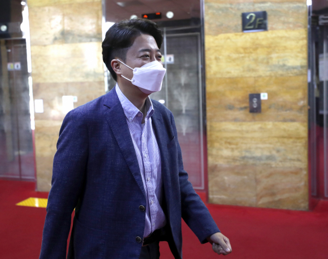 국민의힘 이준석 대표가 3일 국회에 출근해 대표실로 이동하고 있다. 연합뉴스