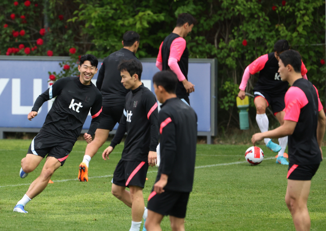 2022 카타르 월드컵에 대비한 벤투호가 지난달 30일 오후 파주 NFC(축구대표팀 트레이닝센터)에서 열린 오픈트레이닝에서 훈련을 하고 있다. 벤투호는 6일 칠레를 상대로 평가전을 갖는다. 연합뉴스