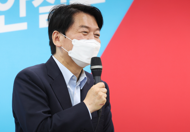 경기 성남 분당갑 국회의원 보궐선거에서 승리한 국민의힘 안철수 의원이 5일 오후 경기도 성남시 분당구 선거사무소에서 열린 캠프 해단식에서 발언하고 있다. 연합뉴스