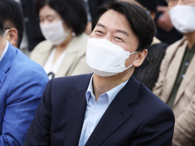경기 성남 분당갑 국회의원 보궐선거에서 승리한 국민의힘 안철수 의원이 5일 오후 경기도 성남시 분당구 선거사무소에서 열린 캠프 해단식에서 미소를 짓고 있다. 연합뉴스