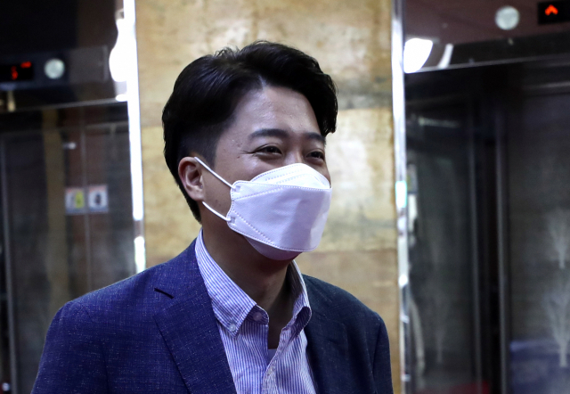 국민의힘 이준석 대표가 3일 국회에 출근해 대표실로 이동하고 있다. 연합뉴스