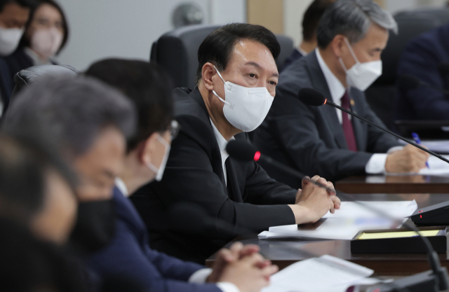 윤석열 대통령이 5일 오전 용산 대통령실 청사 지하 국가위기관리센터에서 김성한 국가안보실장 주재로 열린 국가안보보장회의(NSC) 상임위원회에 임석하고 있다. 연합뉴스