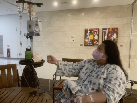 종양 제거 수술 후 입원 중인 최혜수(가명·38)씨가 진통제를 투여하고 있다. 김세연 기자