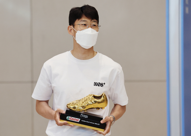 2021~2022 시즌 잉글랜드 프리미어리그(EPL) 득점왕을 차지한 토트넘 홋스퍼의 손흥민이 5월 24일 오후 인천국제공항 제2여객터미널을 통해 입국하며 골든 부트 트로피를 들어보이고 있다. 연합뉴스