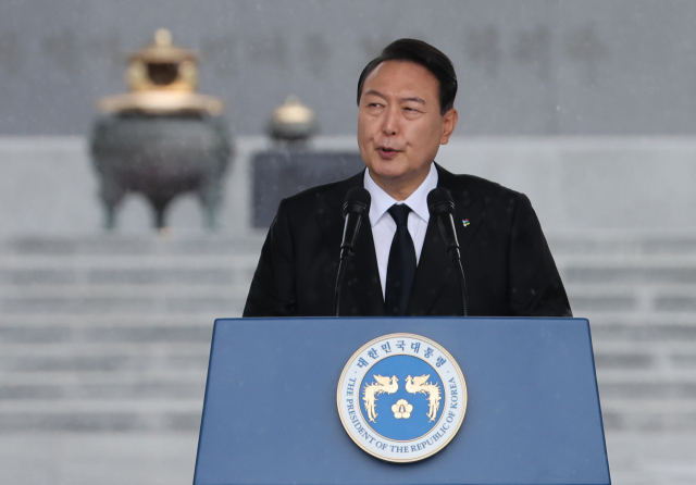 윤석열 대통령이 6일 오전 서울 동작구 국립서울현충원에서 열린 제67회 현충일 추념식에서 추념사를 하고 있다. 연합뉴스