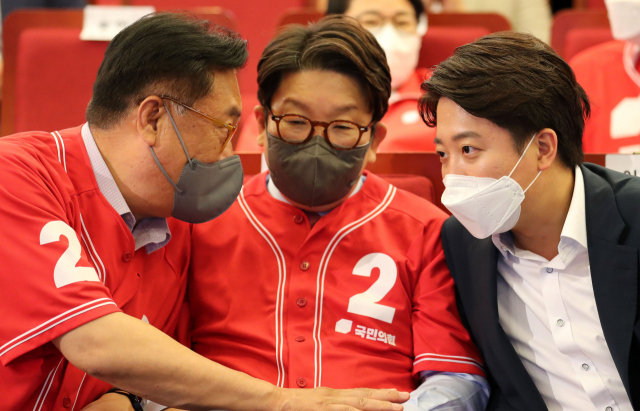 국민의힘 이준석 대표(오른쪽부터), 권성동 원내대표, 정진석 의원이 1일 서울 여의도 국회도서관에 마련된 