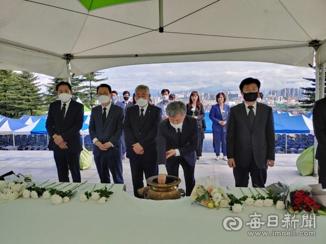더불어민주당 대구시당이 현충일을 맞은 6일 오전 대구 남구 충혼탑을 찾아 참배했다. 민주당 대구시당 제공