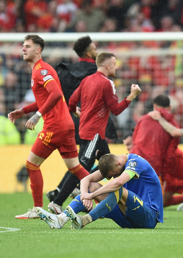 6일 웨일스 카디프의 카디프 시티 스타디움에서 열린 2022 카타르 월드컵 유럽 예선 웨일스와 우크라이나의 플레이오프(PO) 결승에서 0대1로 패배한 우크라이나 선수가 고개를 떨구고 있다. 웨일스는 64년만에 월드컵 본선 진출에 성공했다. 연합뉴스