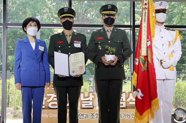3일 서울 노들섬에서 열린 세계 환경의 날 기념식에서 한화진 환경부 장관(맨 왼쪽)이 해병대 1사단에게 대통령 표창을 수여하고 있다. 한 장관 오른쪽은 이재욱 행정부사단장. 6월 5일은 1972년 유엔이 정한 세계 환경의 날이다.연합뉴스