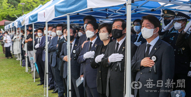 6일 오전 대구 남구 대명동 충혼탑에서 열린 제67회 현충일 추념식에 참석한 권영진 대구시장, 장상수 대구시의회의장, 강은희 교육감과 지역 국회의원, 기초단체장을 비롯한 각계 인사들이 국기에 대한 경례를 하고 있다. 안성완 기자 asw0727@imaeil.com