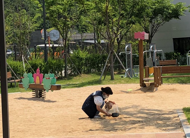대구시 보건환경연구원에서 어린이 놀이시설 모래를 채취하고 있다. 대구시 제공.