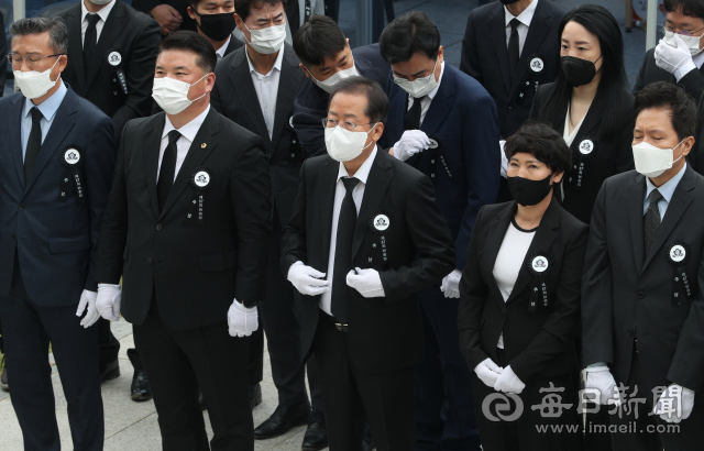 6일 오전 대구 남구 대명동 충혼탑에서 열린 제67회 현충일 추념식에서 홍준표 대구시장 당선인 참석했다. 안성완 기자 asw0727@imaeil.com