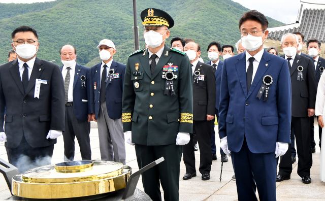6일 국립영천호국원에서 열린 경북도 현충일 추념식에서 이철우 도지사를 비롯한 참석자들이 분향에 앞서 예를 갖추고 있다.