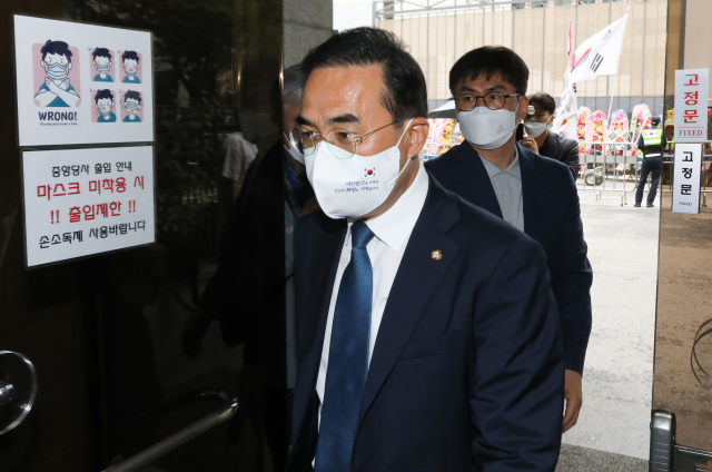 더불어민주당 박홍근 당 대표 직무대행이 6일 서울 여의도 당사에서 열린 시·도당위원장 간담회에 참석하기 위해 당사로 들어서고 있다. 연합뉴스