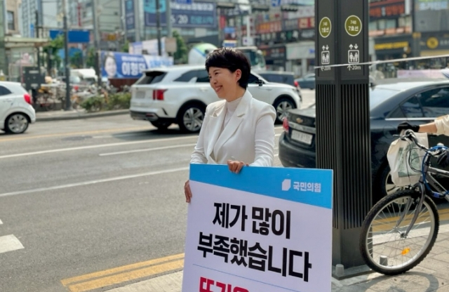 국민의힘 김은혜 전 경기도지사 후보가 지난 3일 경기도 광명시에서 낙선인사를 하고 있다. 연합뉴스