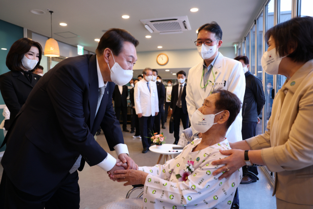 윤석열 대통령과 김건희 여사가 6일 서울 강동구 중앙보훈병원을 방문해 입원 치료 중인 국가유공자들을 위로하고 있다. 연합뉴스