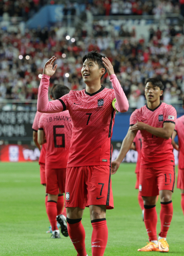 6일 오후 대전월드컵경기장에서 열린 남자 축구 국가대표팀 평가전 대한민국 대 칠레의 경기. 대한민국 손흥민이 골을 넣은 뒤 기뻐하고 있다. 연합뉴스